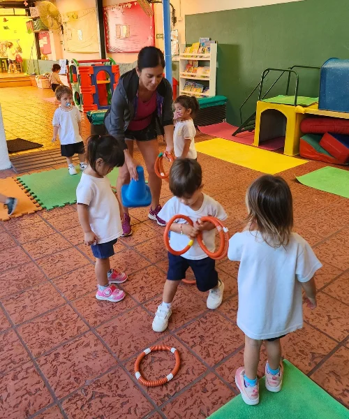 Actividad de psicomotricidad en Jardín Semillitas